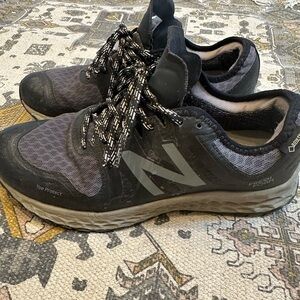 New Balance Black and Dark Gray Trail running Shoes